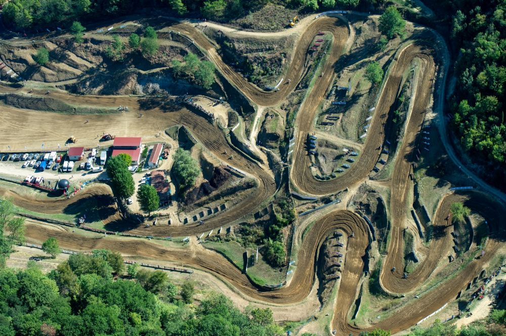 Una panoramica dall'alto del circuito internazionale Santa Barbara di San Miniato